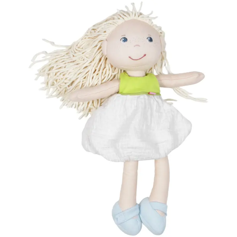 Jil mit grün-weißem Kleid